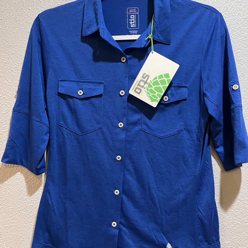 STIO Bluebird Heather Divide shirt 
Womens Small
Color: Bluebird
